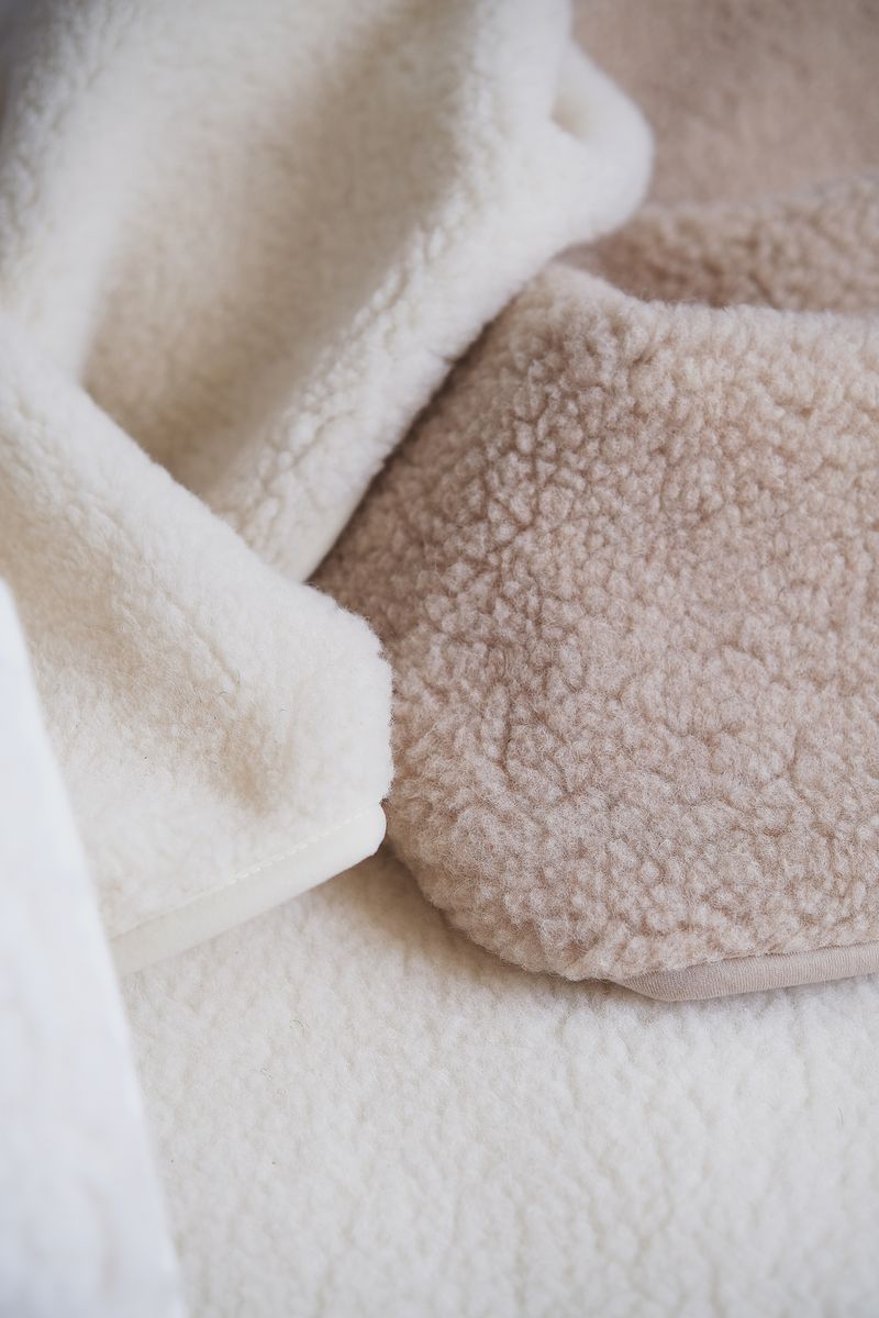Merinowol in 2 verschillende kleuren, naturel en beige ter vergelijking