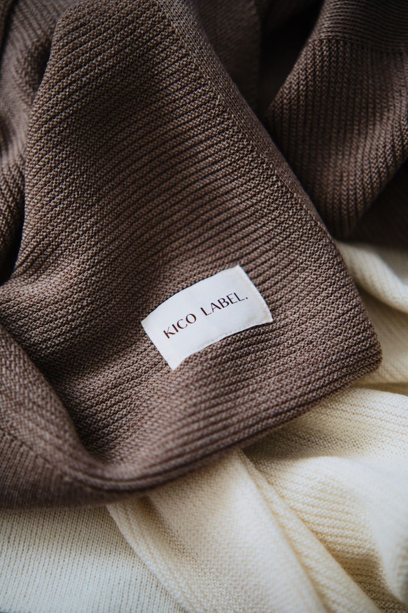 Kico Label merinowollen babydeken in natuurlijke tint – ideaal voor de wieg en onderweg.