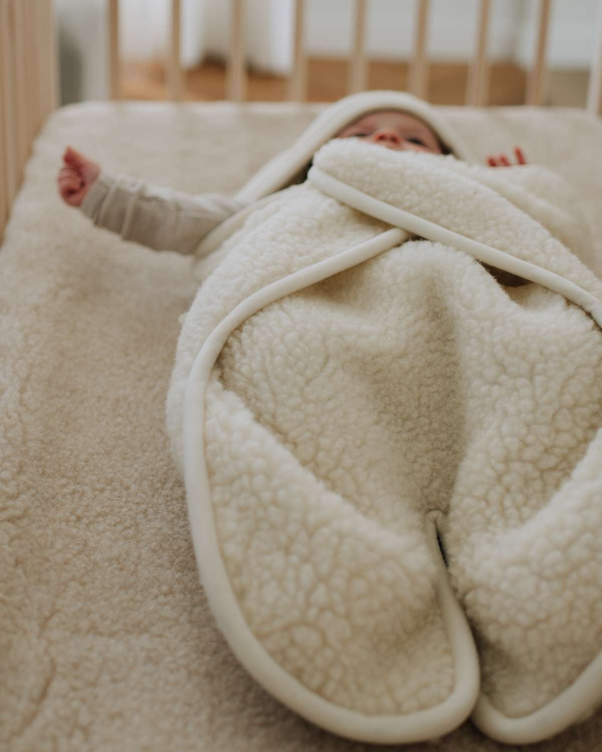 Baby-Wickeltuch mit Füßen und Kapuze - Merinowolle