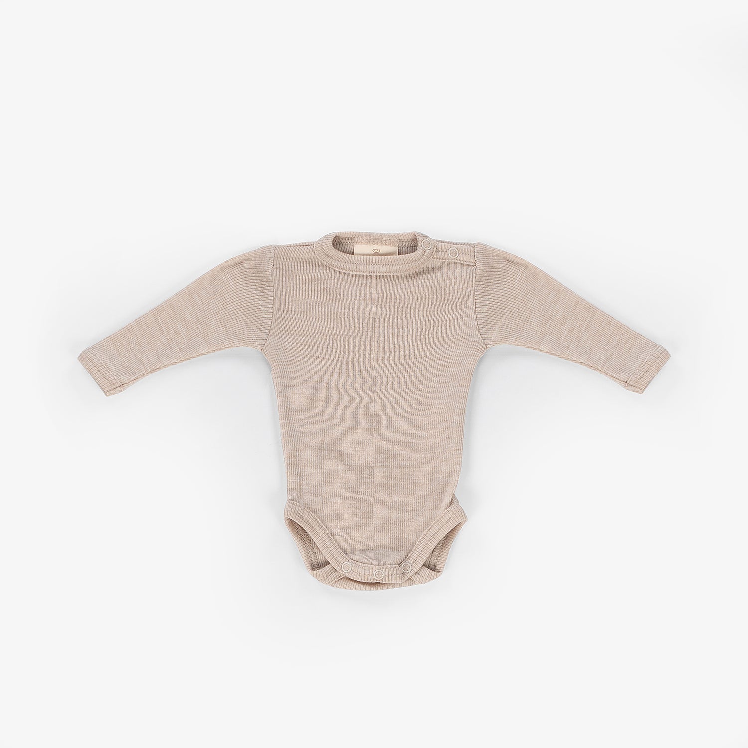 Wollen baby romper met lange mouwen tegen een witte achtergrond