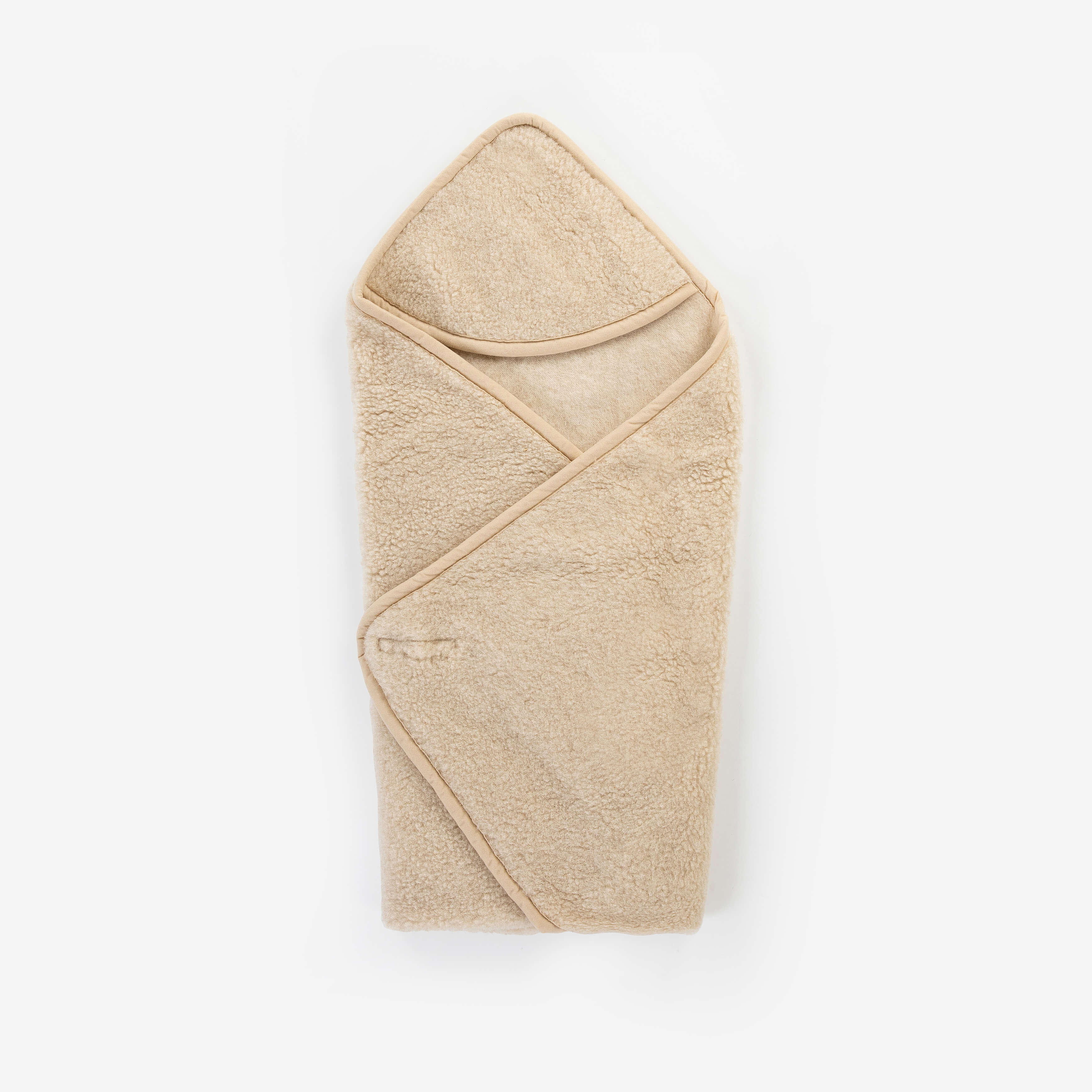 Productfoto van een wollen wikkeldeken voor babys in de kleur beige met een witte achtergrond