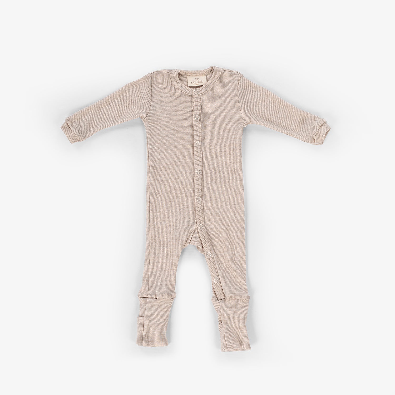 Wollen baby boxpakje met voetjes tegen witte achtergrond