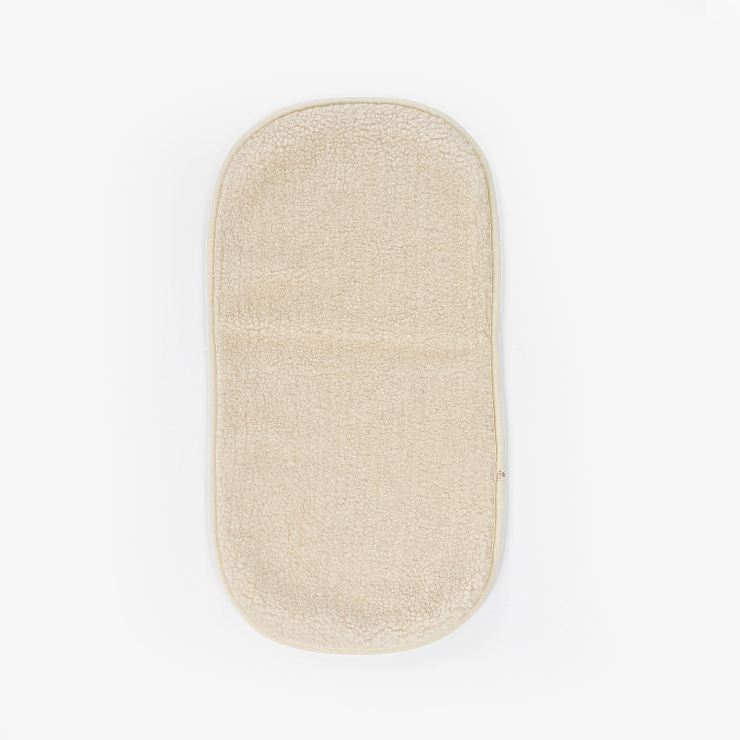 Productfoto van een wollen onderlegger die gebruikt wordt in de wieg of ledikant tegen een witte achtergrond