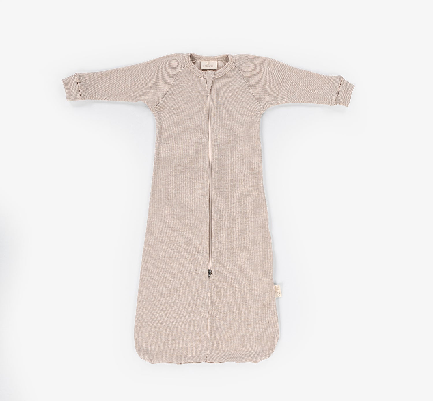 Wollen baby slaapzak met lange mouwen tegen een witte achtergrond