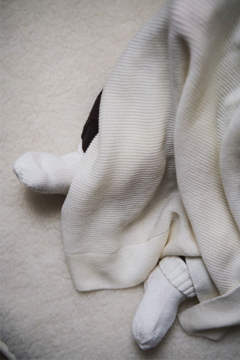 Newborn met merinowollen slofjes – warme babyvoetjes dankzij natuurlijk merinowol.