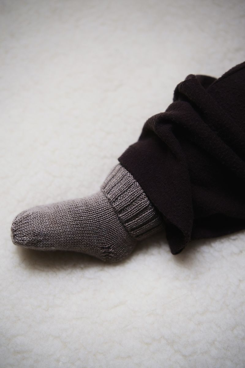 Merinowollen babyslofjes in natuurlijke kleur – warme, ademende slofjes voor kleintjes.