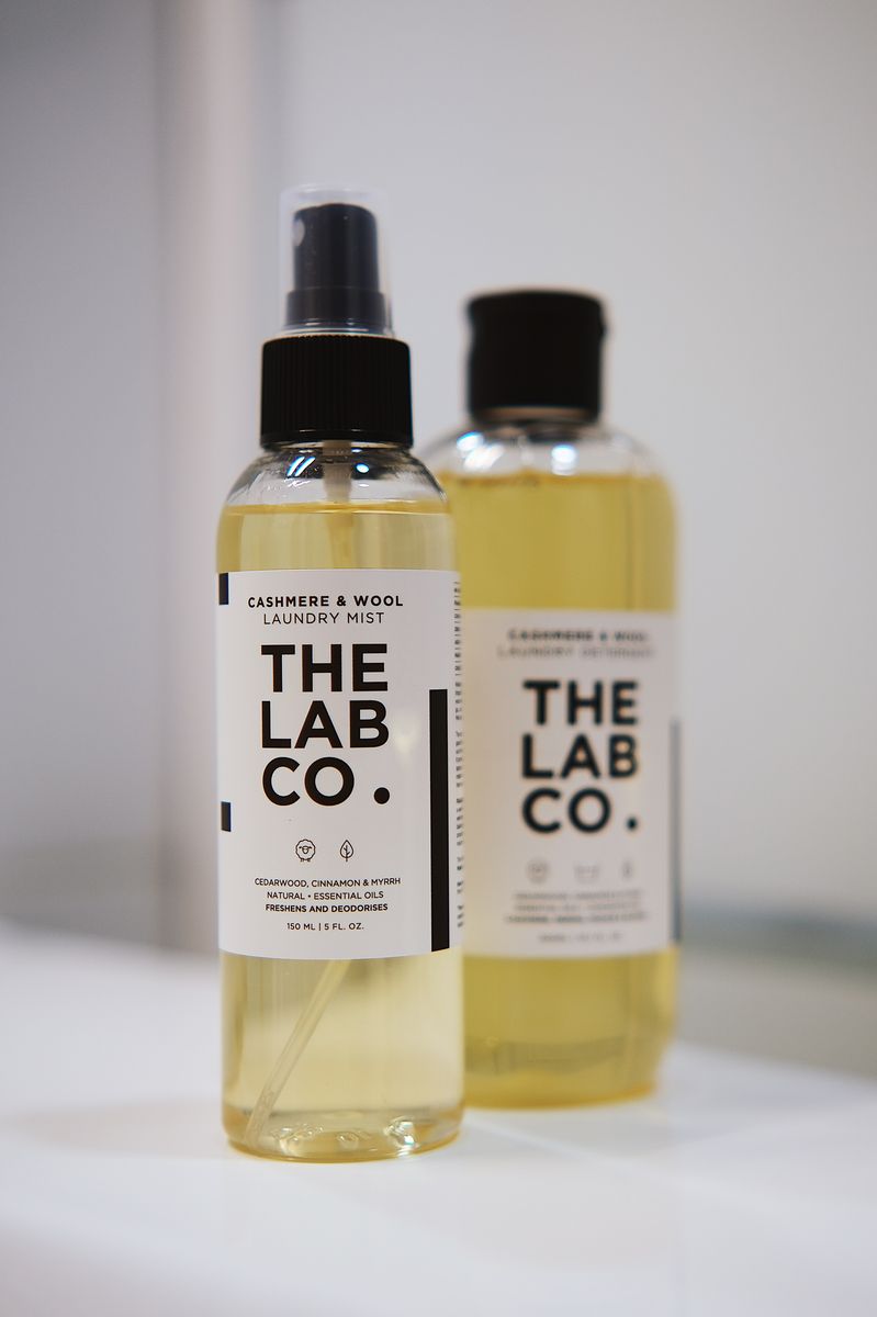 Fles Dry‑wash mist in combinatie met Wol wasmiddel op de achtergrond, frisse geur en textielverzorging