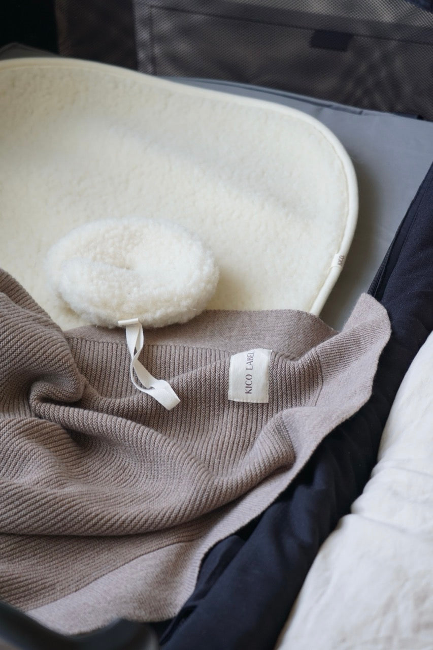 Onderlegger ligt in een cosleeper met een dekentje en knuffelmaantje