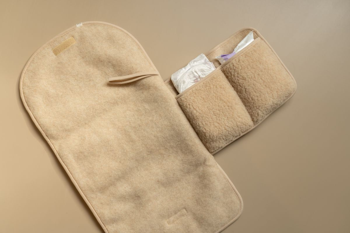 Kico Label verschoonmat‑etui opengevouwen, 100% merinowol, beige kleur