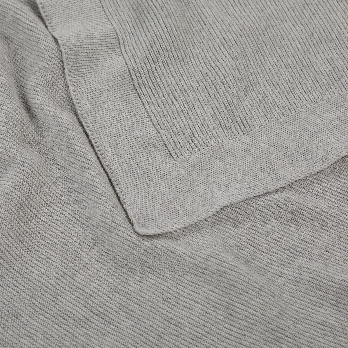 Detailfoto van gebreide merinowollen wiegdeken met medium dikte voor optimaal comfort - Grijs. 
